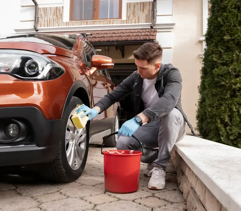 Lavage auto à domicile Sully : professionnel intervenant sur un véhicule